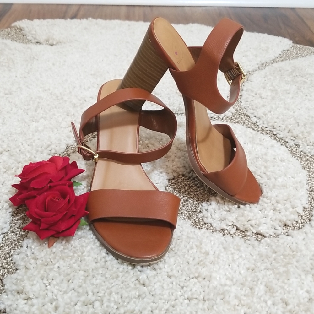Dark tan strappy sandal in size 5.5